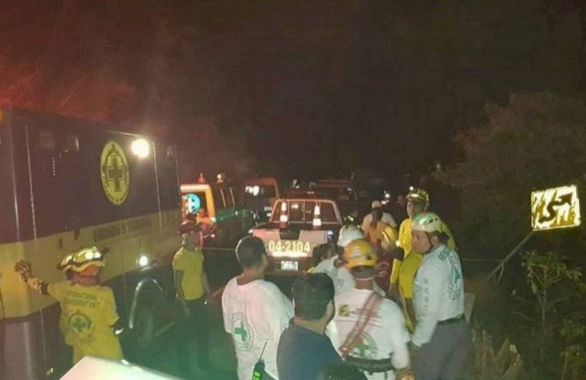Once muertos al caer un autobús a un barranco en El Salvador