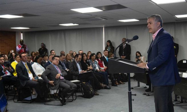 Presidente propone despolitizar la selección de los gerentes de hospitales públicos
