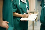Según Contraloría, persisten malas prácticas en transacciones y administración del sistema de salud
