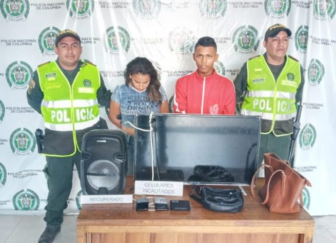 Capturada pareja con un televisor, un parlante de sonido y un celular en el barrio Los Milagros