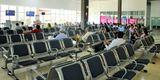 El 93 % de los aeropuertos tiene deficiencias en controles por el coronavirus, advierte la Contraloría