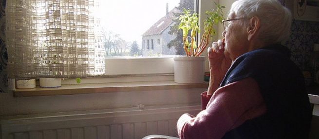 Cómo afecta la soledad la salud de los adultos mayores