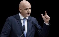 Los jefes de la OMS y la FIFA discuten cómo adaptar el fútbol a la pandemia de COVID-19