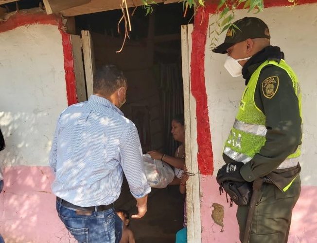 Alcalde de El Paso llega con ayudas a familias más vulnerables