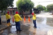 Por aumento de manjoles rebosados, operarios de Emdupar trabajan arduamente