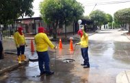 Por aumento de manjoles rebosados, operarios de Emdupar trabajan arduamente