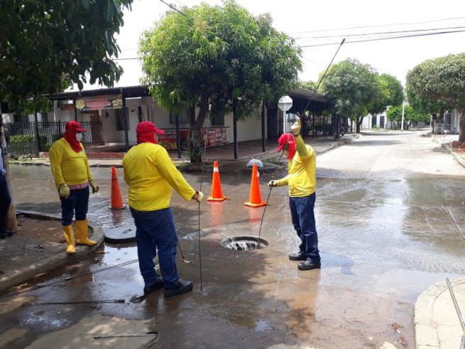 Por aumento de manjoles rebosados, operarios de Emdupar trabajan arduamente