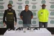 En allanamiento fue capturado un hombre con un arma de fuego y tres armas traumáticas