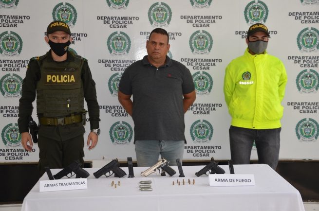 En allanamiento fue capturado un hombre con un arma de fuego y tres armas traumáticas