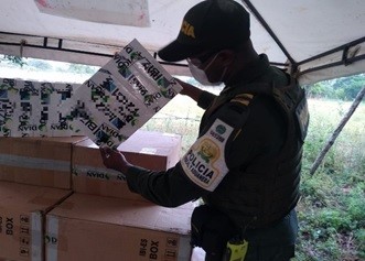 Incautan cigarrillos que eran transportados en un camión con sal
