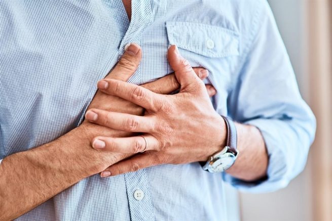 ¿Se puede morir por un golpe en el pecho?