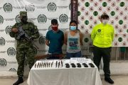 Capturada pareja con cartuchos para fusil, proveedores y un arma de fuego