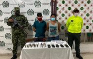 Capturada pareja con cartuchos para fusil, proveedores y un arma de fuego