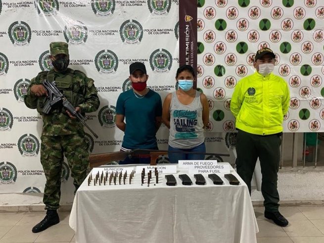 Capturada pareja con cartuchos para fusil, proveedores y un arma de fuego