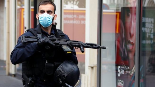 Ataque con cuchillo en iglesia francesa deja tres muertos, incluida una mujer decapitada