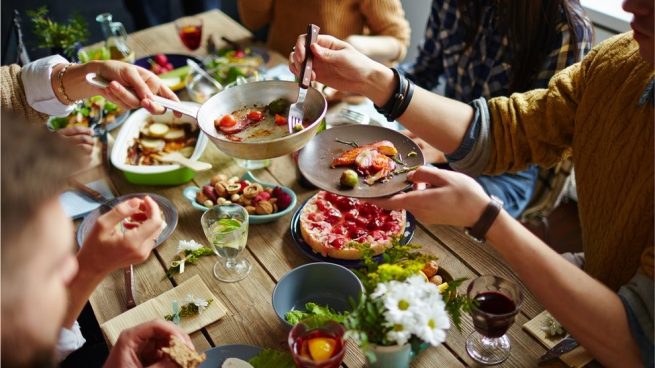 ¿Consume alimentos de manera exagerada aun cuando no tiene hambre? Le explicamos la causa de esta conducta