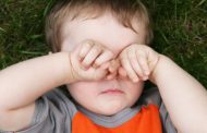 Por qué ocurren los derrames oculares en los niños