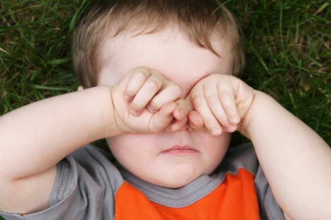 Por qué ocurren los derrames oculares en los niños