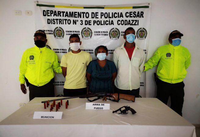 Capturados dos hombres y una mujer con armas de fuego