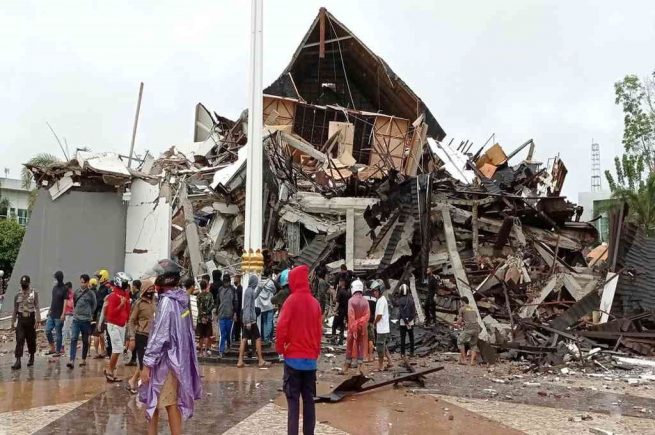 Sismo en Indonesia deja al menos 35 muertos y cientos de heridos