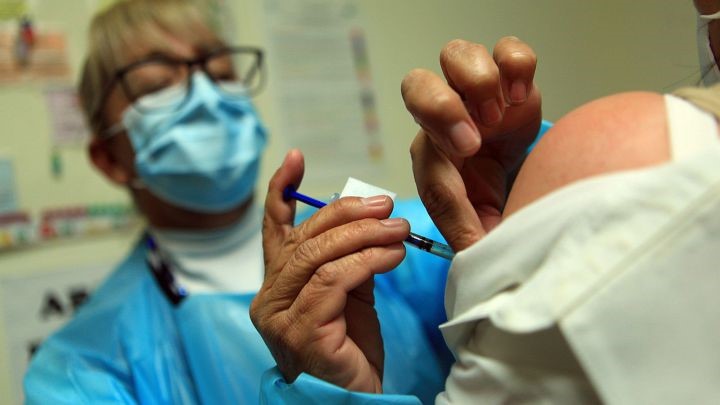 IPS deberán cargar información de personal de salud para su vacunación