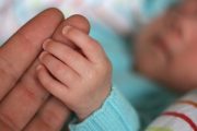 Países Bajos suspende las adopciones de niños en el extranjero por irregularidades