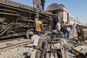 Al menos 32 muertos y decenas de heridos tras choque de dos trenes en Egipto