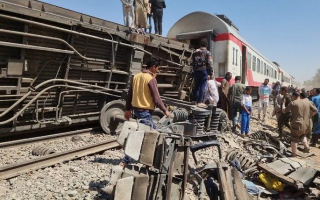 Al menos 32 muertos y decenas de heridos tras choque de dos trenes en Egipto