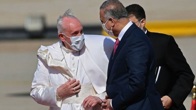 El papa aterriza en Irak en una visita histórica: