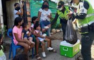 Hasta la invasión Los Milagros llegó la Policía con alimentos, obsequios y kits escolares