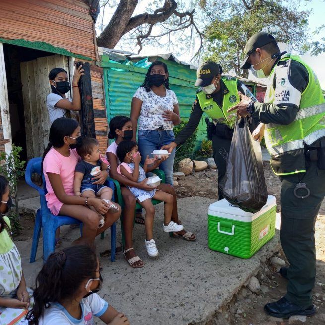 Hasta la invasión Los Milagros llegó la Policía con alimentos, obsequios y kits escolares