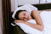 Por qué no debes dormir cerca de tu celular