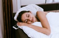 Por qué no debes dormir cerca de tu celular