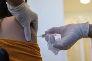 Solo 60 % de la población colombiana entre 50-59 está inmunizada