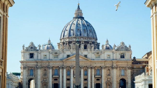 El Vaticano sienta en el banquillo a un cardenal acusado de corrupción por primera vez en la historia