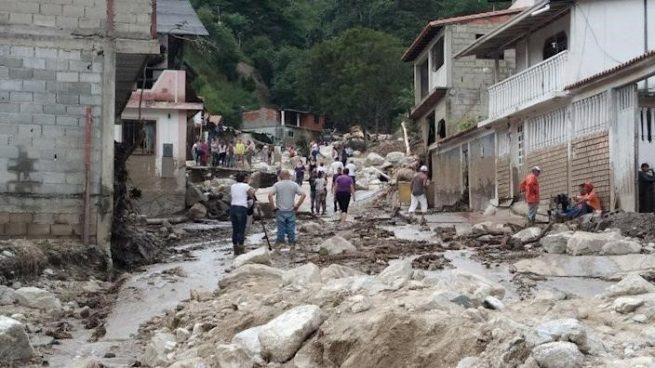 Al menos 15 muertos por trágicos deslaves que afectan a decenas de miles de personas