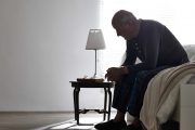 Cómo afecta la soledad la salud de las personas mayores