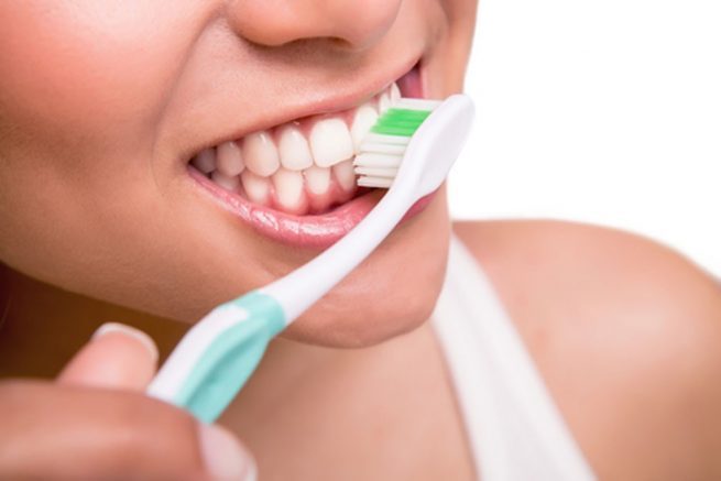 Cuál es la forma correcta de cepillar los dientes