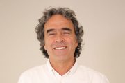 Precandidato Fajardo dice que él representa una capacidad para unir