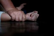 Detienen a 45 hombres en Francia acusados de violar a una mujer drogada durante 10 años