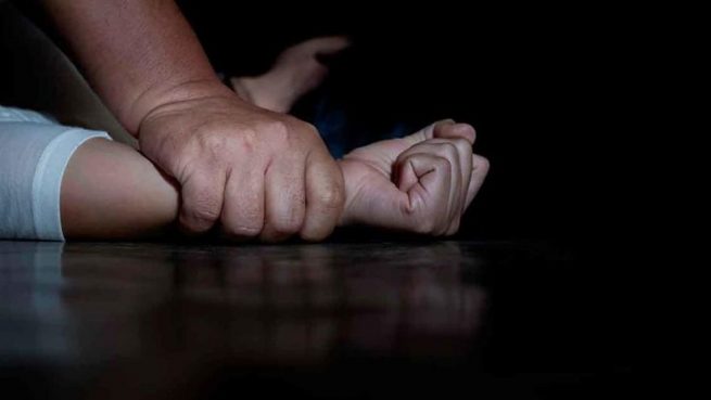 Detienen a 45 hombres en Francia acusados de violar a una mujer drogada durante 10 años