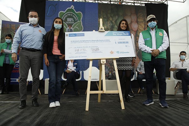 Destinan $ 8 mil millones para el emprendimiento femenino en el sector rural