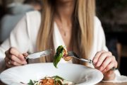 Dieta baja en grasas o baja en carbohidratos ¿cuál es mejor?