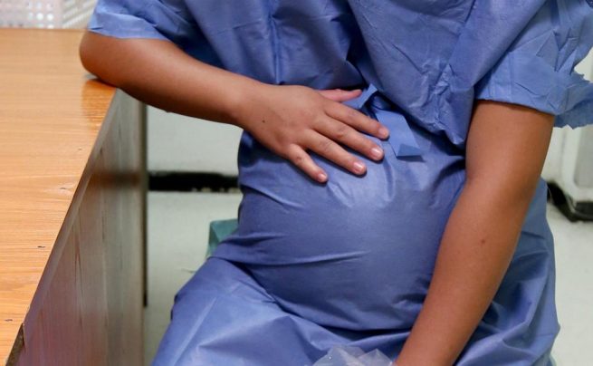 Niña embarazada tras violación es convencida de no abortar en Bolivia