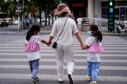 En China buscan castigar a padres por mal comportamiento de sus hijos