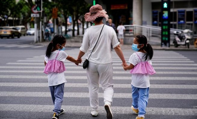 En China buscan castigar a padres por mal comportamiento de sus hijos