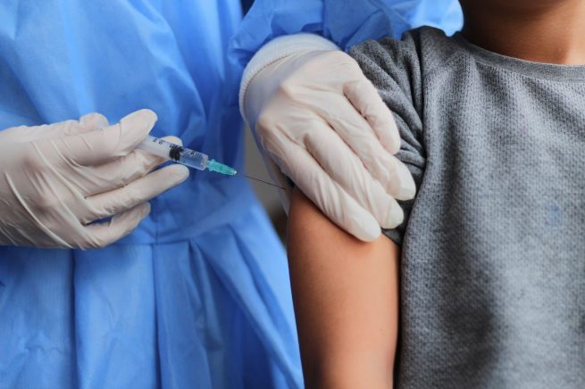 La meta mínima es aplicar 300.000 dosis al día, dice Minsalud