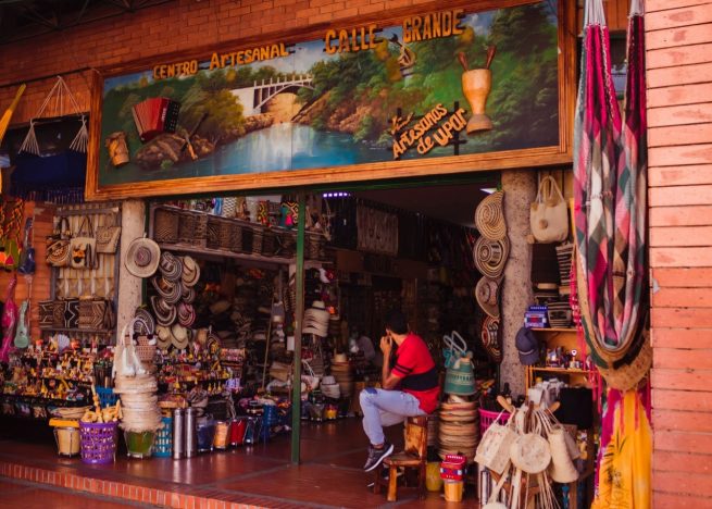 Caminando por la Calle del Cesar en Valledupar, podrás hacer tus compras y reactivar el comercio local