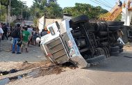 Sube a 55 los inmigrantes muertos al volcar un camión en el sureste de México