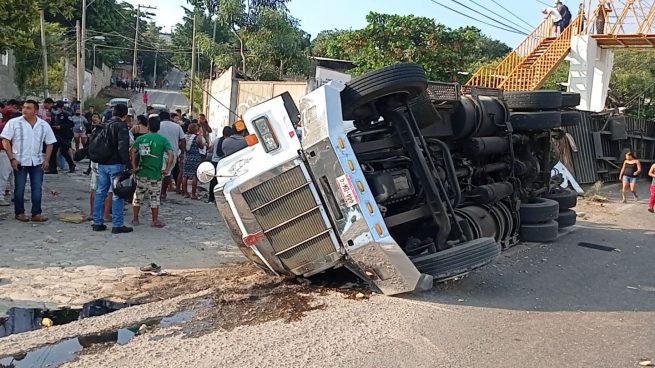 Sube a 55 los inmigrantes muertos al volcar un camión en el sureste de México